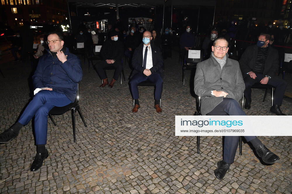 Jens Spahn and Michael Müller lighting the first candle at the Hanukkah candle holder on the occasion of the beginning of the Hanukkah holidays at the Brandenburg Gate Berlin, 10 12 2020 Foto:xF.xFuturexImage