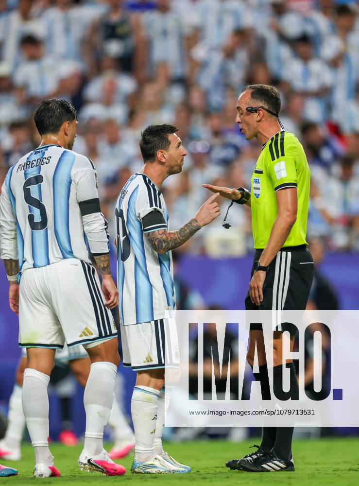Argentina forward Lionel Messi (10) argues with the referee against Switzerland at Kansas City Stadium in Kansas City, MO. CSM Kansas City United States - ZUMAc04_ 20260711_zma_c04_039