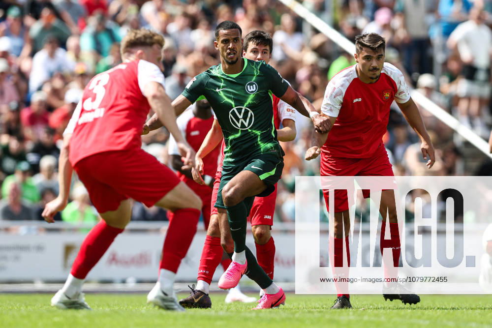 Robert Glatzel (VfL Wolfsburg), 19, against Julian Weigel and Brian Behrendt (FSV Schöningen) – Friendly match during summer training for the 2026–2027 soccer season: FSV Schöningen vs. VfL Wolfsburg at Elmstadion in Schöningen – Action, Soccer,Germany, man, men