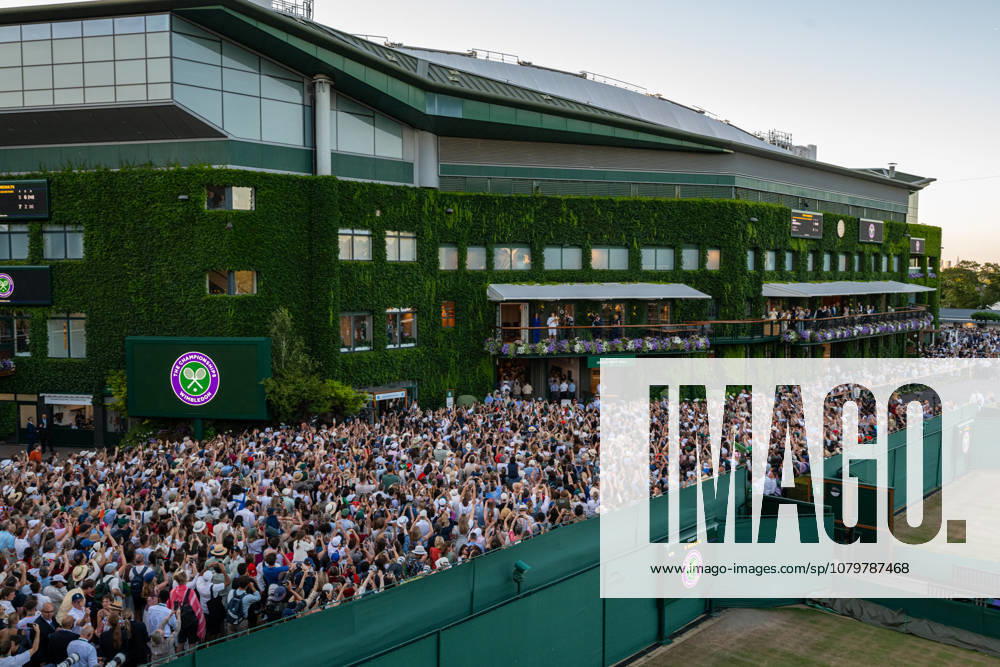 Tennis - Wimbledon Championship 2026 - Day 14 LONDON, ENGLAND - Sunday, July 12, 2026: Jannik Sinner (ITA) celebrates with the trophy in front of spectators on the balcony of the clubhouse after winning the Gentlemen s Singles Final match on Day Fourteen of The Championships Wimbledon 2026 at the All England Lawn Tennis and Croquet Club. (Photo by Kirsten Holst Propaganda) LONDON All England Lawn Tennis and Croq GREATER LONDON ENGLAND