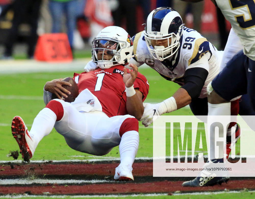 USA AMERICAN FOOTBALL NFL, American Football Herren, USA Los Angeles Rams at Arizona Cardinals epa08038471 Arizona Cardinals quarterback Kyler Murray (L) is sacked by Los Angeles Rams defensive tackle Aaron Donald (R) during the NFL American Football game between the Los Angeles Rams and the Arizona Cardinals in Glendale, Arizona, USA, 01 December 2019. GLENDALE United States
