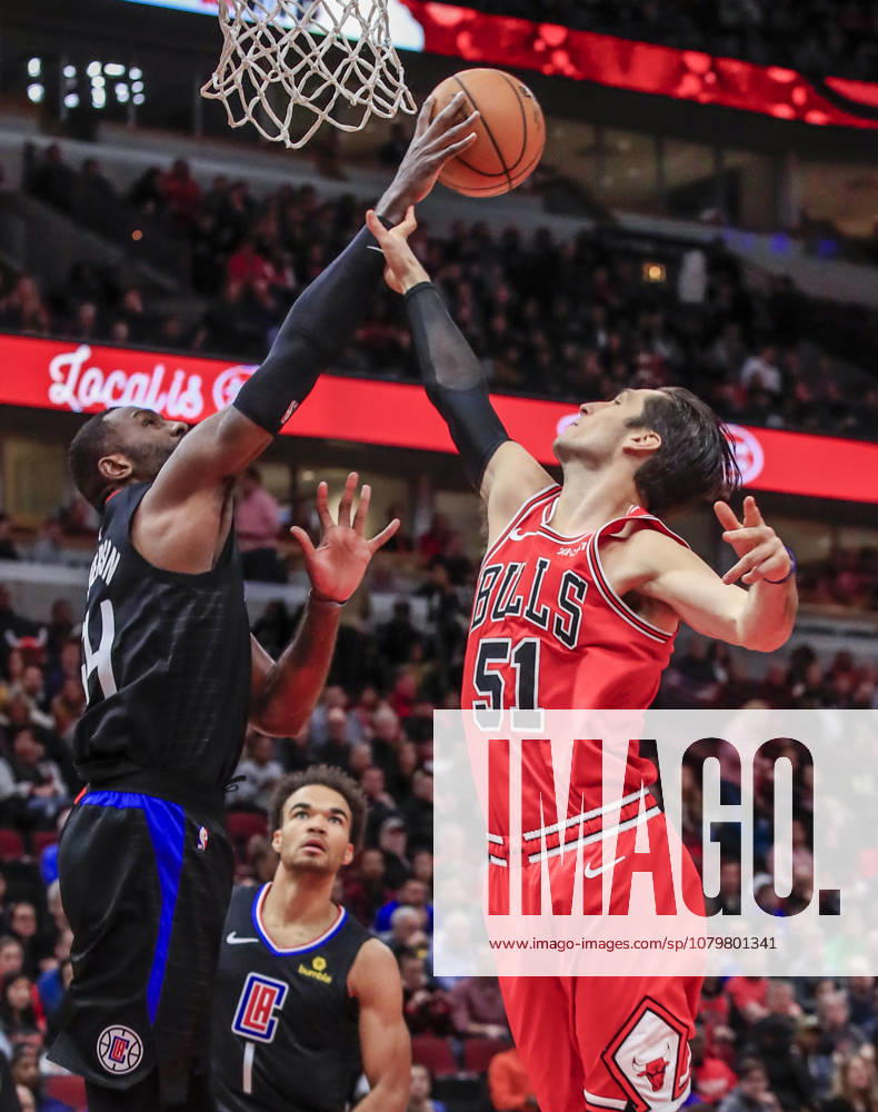 USA BASKETBALL NBA, Basketball Herren, USA Los Angeles Clippers at Chicago Bulls epa08072445 Los Angeles Clippers guard Terance Mann (L) pushes a rebound away from Chicago Bulls guard Ryan Arcidiacono (R) during the NBA basketball game between the Los Angeles Clippers and the Chicago Bulls at the United Center in Chicago, Illinois, USA, 14 December 2019. CHICAGO United States