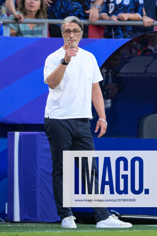 Soccer, 2026 World Cup, 20260711, Argentina vs. Switzerland. Pictured: Switzerland coach Murat YAKIN raising his index finger. Portrait, full-body shot, full figure. Kansas City, Kansas City Stadium, Missouri, United States of America