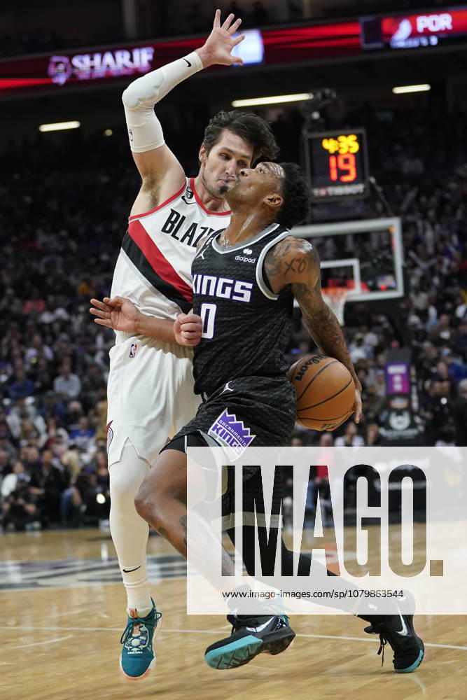USA BASKETBALL NBA, Basketball Herren, USA Portland Trail Blazers at Sacramento Kings epa10487247 Sacramento Kings guard Malik Monk (R) draws a foul by Portland Trail Blazers guard Ryan Arcidiacono (L) during the fourth quarter of the NBA game at Golden 1 Center in Sacramento, California, USA, 23 February 2023. SACRAMENTO United States