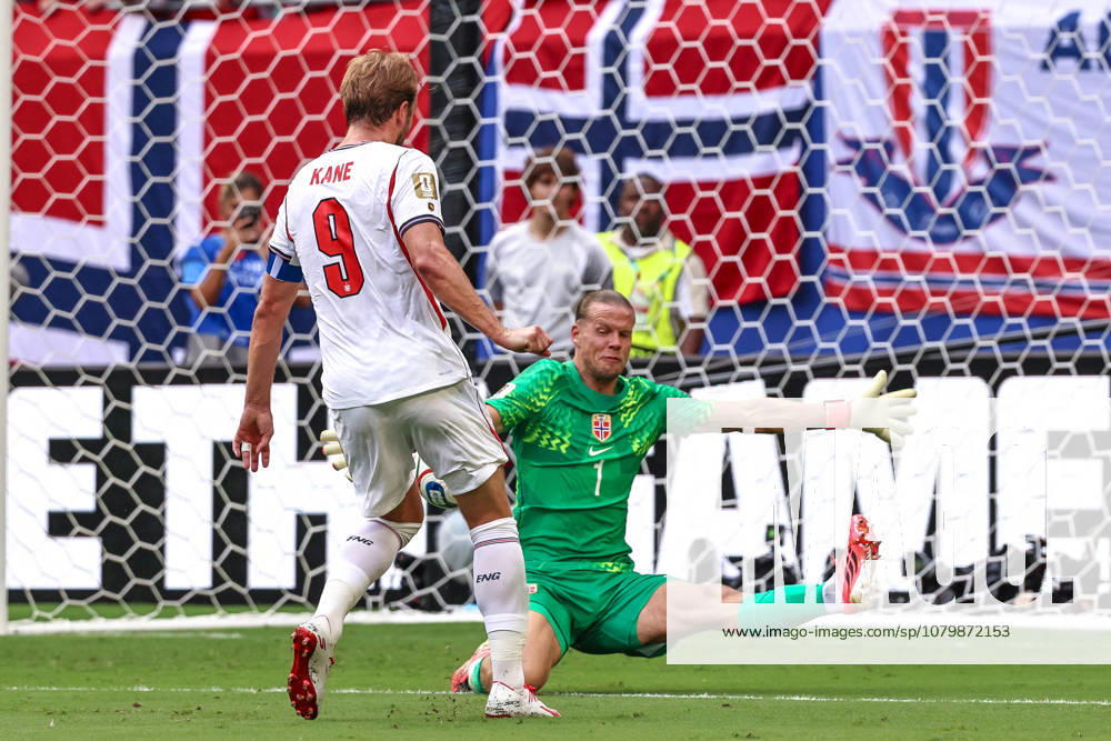 Harry Kane 9 of England shoots on goal as Orjan Nyland 1 of Norway attempts to save during a FIFA World Cup, WM, Weltmeisterschaft, Fussball 2026 Quarter-Final match - between Norway and England. Miami Gardens USA - ZUMAa257 20260711_zsp_a257_020
