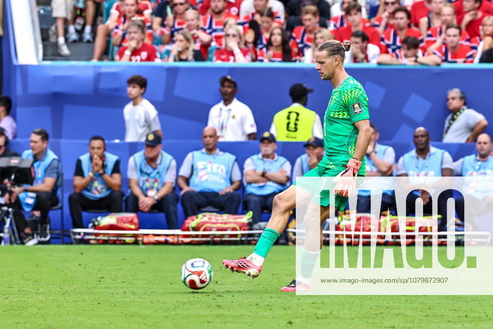 Orjan Nyland 1 of Norway passes a ball during a FIFA World Cup, WM, Weltmeisterschaft, Fussball 2026 Quarter-Final match - between Norway and England. Miami Gardens USA - ZUMAa257 20260711_zsp_a257_057