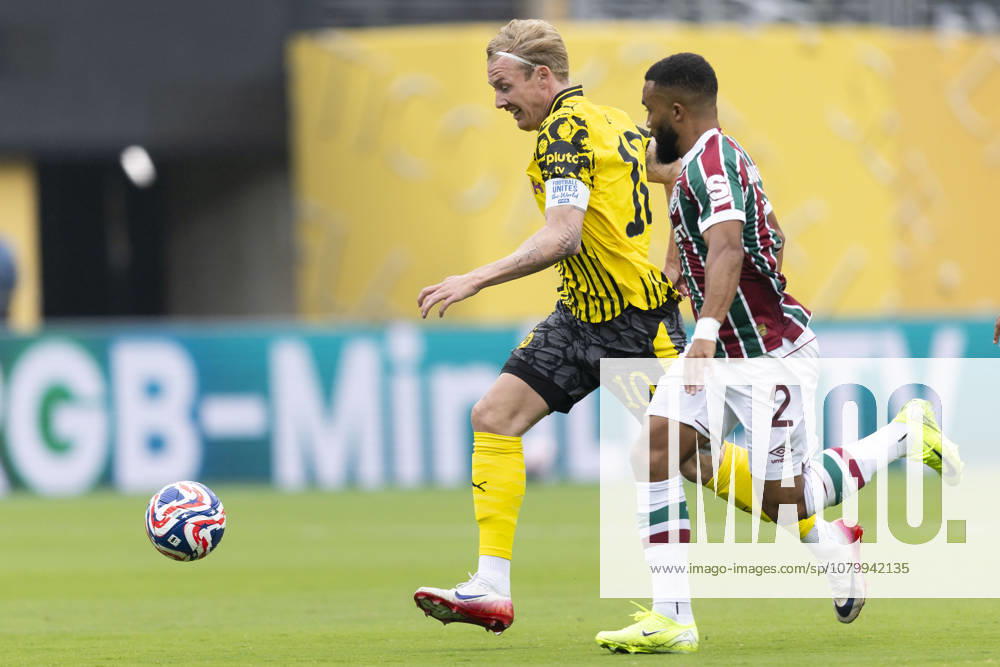 USA SOCCER FIFA Club World Cup 2025 - Fluminense vs Borussia Dortmund epa12181568 Borussia Dortmund s Julian Brandt (L) battles for position with Fluminense s Samuel Xavier (R) during the FIFA Club World Cup 2025 soccer match between Fluminense and Borussia Dortmund in East Rutherford, New Jersey, USA, 17 June 2025. EAST RUTHERFORD United States