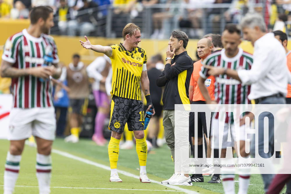 USA SOCCER FIFA Club World Cup 2025 - Fluminense vs Borussia Dortmund epa12181908 Borussia Dortmund s head coach Niko Kovac (4-R) talks with player Julian Brandt (2-R) during the FIFA Club World Cup 2025 soccer match between Fluminense and Borussia Dortmund in East Rutherford, New Jersey, USA, 17 June 2025. EAST RUTHERFORD United States