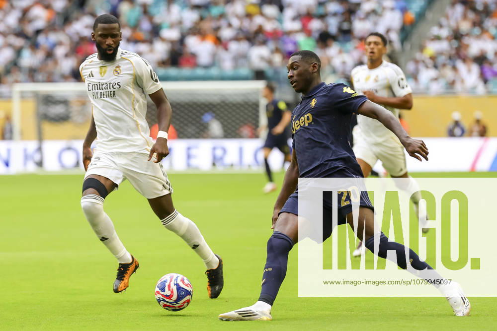 USA SOCCER FIFA Club World Cup 2025 Round of 16 - Real Madrid vs Juventus epa12209131 Randal Kolo Muani of Juventus (R) and Antonio Ruediger of Real Madrid (L) in action during the FIFA Club World Cup 2025 match between Real Madrid CF and Juventus FC, at Hard Rock Stadium in Miami, Florida, USA, 01 July 2025. MIAMI United States