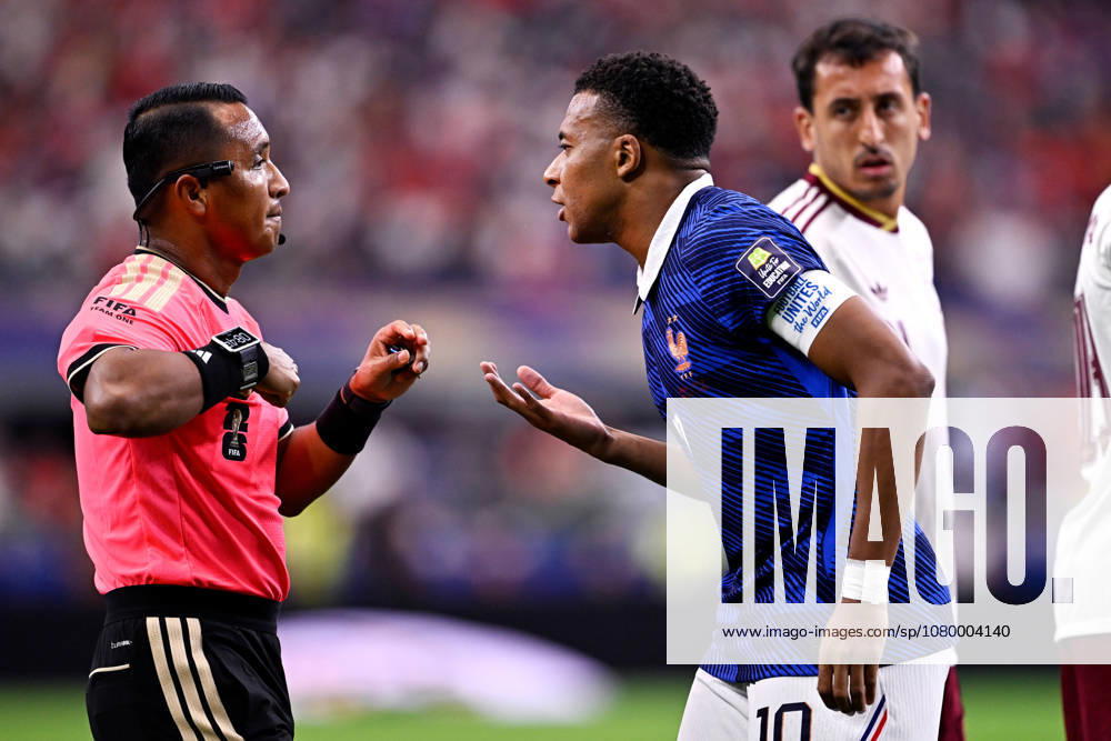 2026-07-14 France v Spain - Semi Final - FIFA World Cup, WM, Weltmeisterschaft, Fussball 2026 ARLINGTON, UNITED STATES - JULY 14: Referee Ivan Barton, Kylian Mbappe of France during the Semi Final - FIFA World Cup 2026 match between France and Spain at Dallas Stadium on July 14, 2026 in Arlington, Texas. (Photo by Pablo Morano BSR Agency) Arlington United States Content not available for redistribution in The Netherlands directly or indirectly through any third parties.