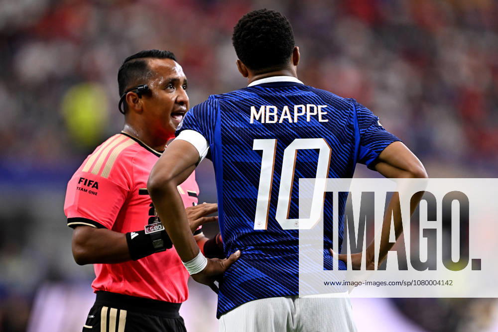 2026-07-14 France v Spain - Semi Final - FIFA World Cup, WM, Weltmeisterschaft, Fussball 2026 ARLINGTON, UNITED STATES - JULY 14: Referee Ivan Barton, Kylian Mbappe of France during the Semi Final - FIFA World Cup 2026 match between France and Spain at Dallas Stadium on July 14, 2026 in Arlington, Texas. (Photo by Pablo Morano BSR Agency) Arlington United States Content not available for redistribution in The Netherlands directly or indirectly through any third parties.