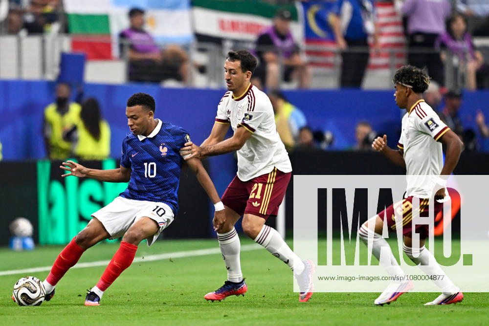 2026-07-14 France v Spain - Semi Final - FIFA World Cup, WM, Weltmeisterschaft, Fussball 2026 ARLINGTON, UNITED STATES - JULY 14: Kylian Mbappe of France, Mikel Oyarzabal of Spain, Lamine Yamal of Spain during the Semi Final - FIFA World Cup 2026 match between France and Spain at Dallas Stadium on July 14, 2026 in Arlington, Texas. (Photo by Pablo Morano BSR Agency) Arlington United States Content not available for redistribution in The Netherlands directly or indirectly through any third parties.