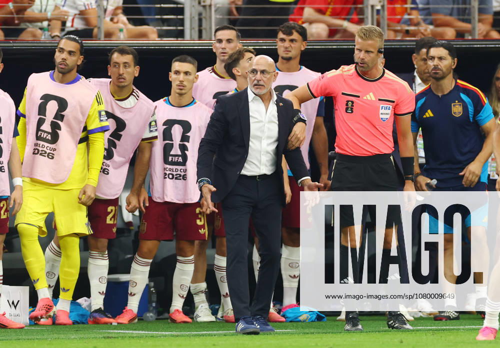 Spain s head coach Luis de la Fuente and players watch the action in the closing moments of a semi-final FIFA World Cup, WM, Weltmeisterschaft, Fussball match against France at Dallas Stadium in Dallas, Texas, on Tuesday, July 14, 2026. Spain defeated France 2-0 and advances to the World Cup final against either Argentina or England. DAL20260714915 CHRISTIANxBRUNSKILL