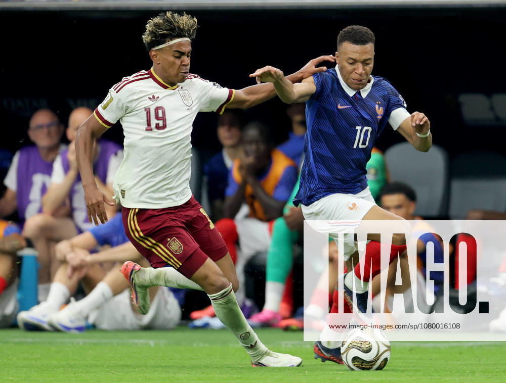 France v Spain: Semi Final - FIFA World Cup, WM, Weltmeisterschaft, Fussball 2026 Lamine Yamal of Spain and Kylian Mbappe of France challenge during the FIFA World Cup 2026 Semi Final match between France and Spain at Dallas Stadium on July 14, 2026 in Arlington, United States. Arlington Dallas Stadium TX United States