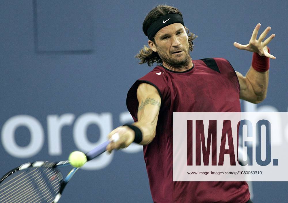 USA TENNIS US OPEN Carlos Moya of Spain returns the ball to Amer Delic of the US epa000267898 Carlos Moya of Spain returns the ball to Amer Delic of the US during their second round match at the US Open in Flushing Meadows, New York Thursday 02 September 2004. FLUSHING MEADOWS United States
