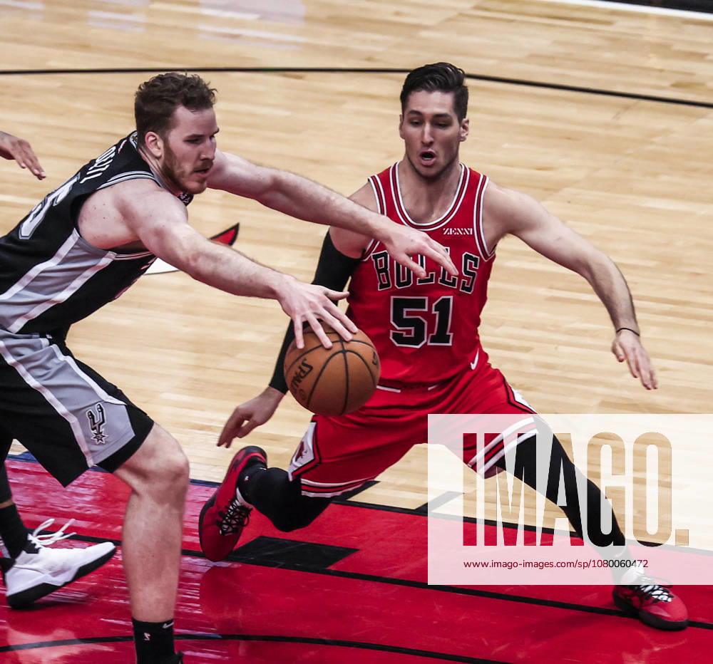 USA BASKETBALL NBA, Basketball Herren, USA San Antonio Spurs at Chicago Bulls epa09080998 San Antonio Spurs center Jakob Poeltl of Austria (L) reaches for a loose ball in front of Chicago Bulls guard Ryan Arcidiacono (R) during the NBA game between the San Antonio Spurs and the Chicago Bulls at the United Center in Chicago, Illinois, USA, 17 March 2021. CHICAGO United States