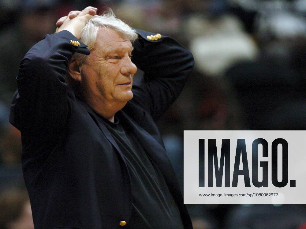 USA BASKETBALL Golden State Warriors at Atlanta Hawks epa00919542 Golden State Warriors head coach Don Nelson watches his team play against the Atlanta Hawks during the first half of their NBA, Basketball Herren, USA basketball game in Atlanta, Georgia on Wednesday, 31 January 2007. ATLANTA United States