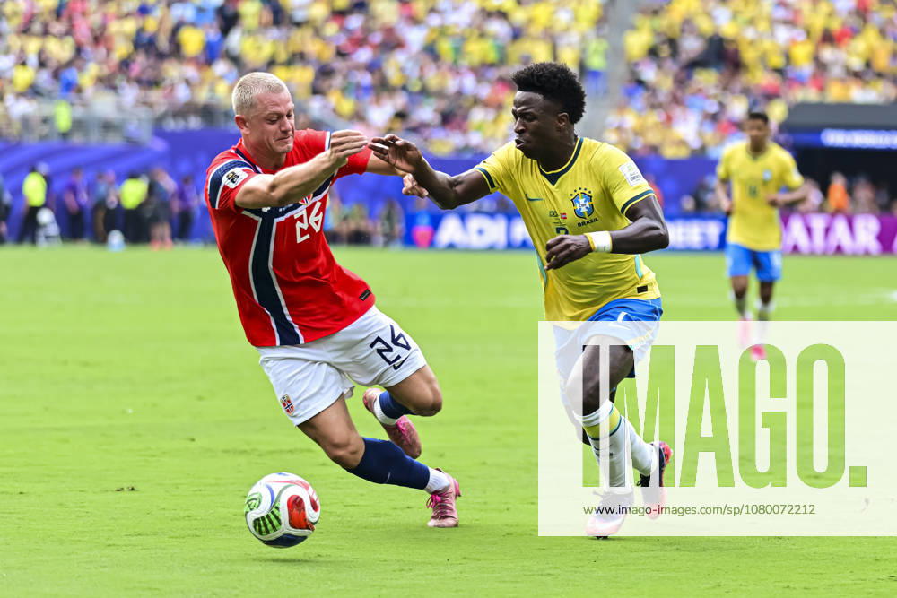 Brazil v Norway: Round of 16 - FIFA World Cup, WM, Weltmeisterschaft, Fussball 2026 New Jersey, United States - 5 July: Julian Ryerson of Norway (L) fights for the ball with Vinicius Junior of Brazil (R) during the FIFA World Cup 2026 Round Of 16 match between Brazil and Norway at New York New Jersey Stadium on July 5, 2026 in East Rutherford, United States East Rutherford New York New Jersey Stadium New Jersey United States