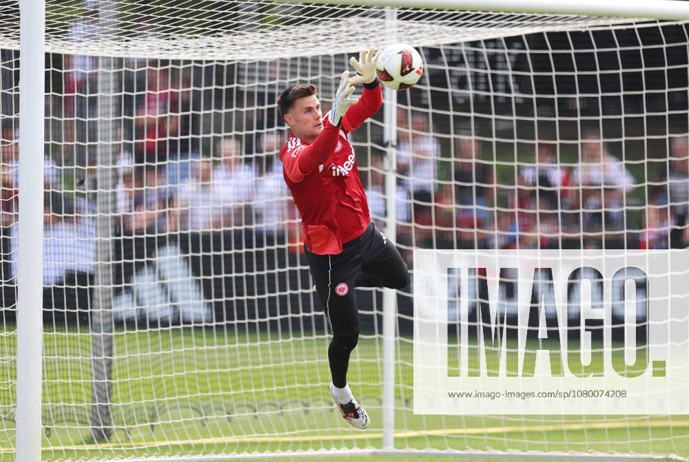 Soccer Practice, Eintracht Frankfurt, from left: Goalkeeper Michael Zetterer, Eintracht Frankfurt. DFL and DFB regulations prohibit any use of photographs as image sequences and or quasi-video.