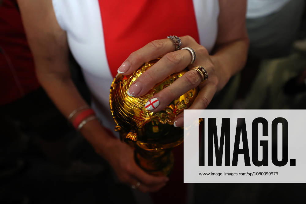 England gegen Argentinien – FIFA-Weltmeisterschaft am 15. Juli 2026 in Atlanta – Halbfinale der FIFA-Fußball-Weltmeisterschaft: England gegen Argentinien – Ein englischer Fan mit einem patriotisch bemalten Fingernagel hält eine Nachbildung des Weltmeisterschaftspokals in den Händen. Foto: Charlotte Wilson, Offside, Atlanta, Georgia, USA