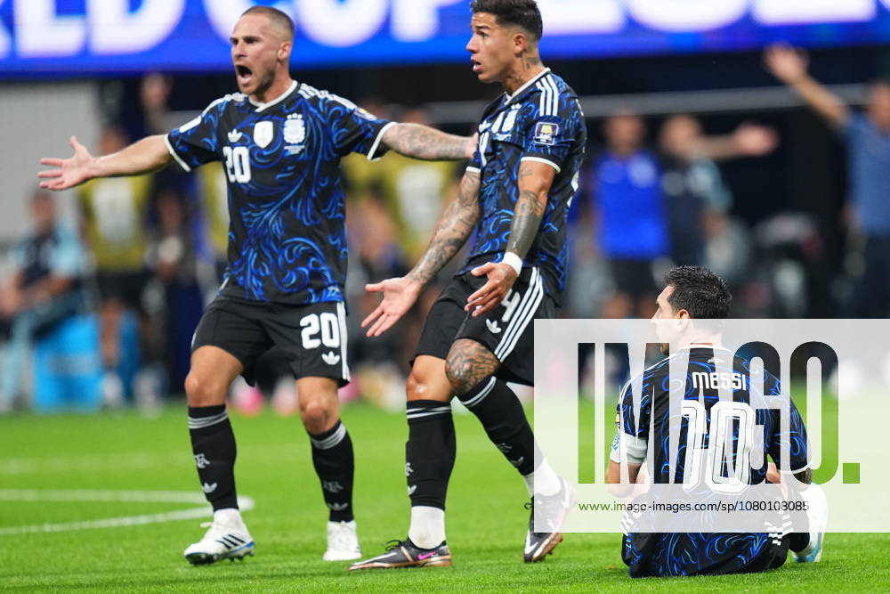 England v Argentina - FIFA World Cup, WM, Weltmeisterschaft, Fussball 2026 - Semi Finals ATLANTA, GEORGIA - JULY 15: Argentina’s Leandro Paredes (5) and Enzo Fernandez (20) react as Lionel Messi (10) sits on the pitch during the 2026 FIFA World Cup semifinal match between England and Argentina at Atlanta Stadium in Atlanta, Georgia, United States, on July 15, 2026. Evrim Aydin Anadolu Georgia United States. Editorial use only. Please get in touch for any other usage.