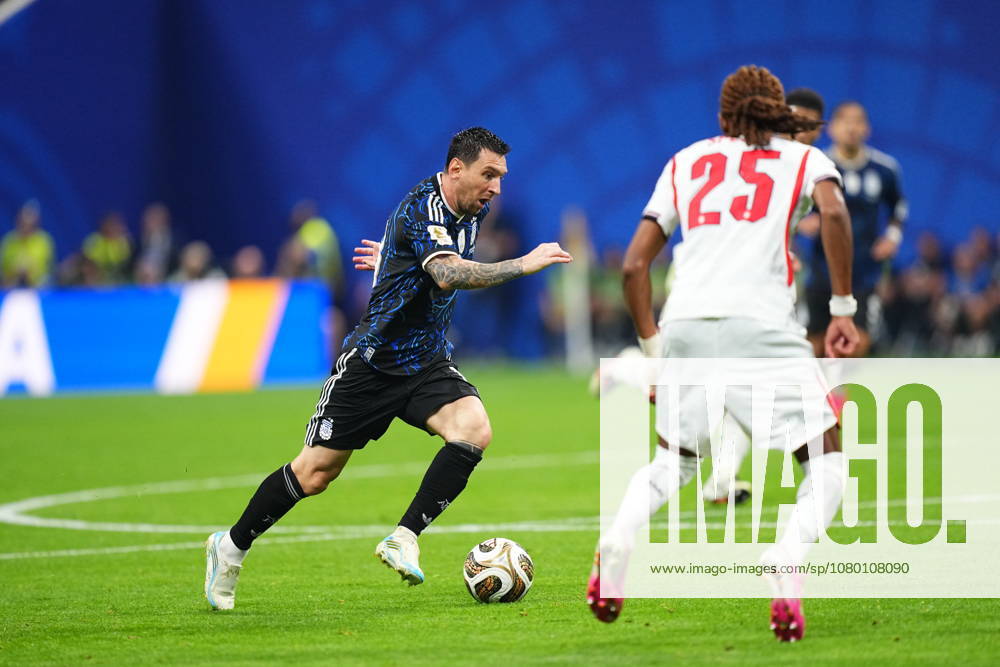 England v Argentina - FIFA World Cup, WM, Weltmeisterschaft, Fussball 2026 - Semi Finals ATLANTA, GEORGIA - JULY 15: Argentina’s Lionel Messi (10) advances with the ball against England’s Rico Lewis (25) during the 2026 FIFA World Cup semifinal match between England and Argentina at Atlanta Stadium in Atlanta, Georgia, United States, on July 15, 2026. Evrim Aydin Anadolu Georgia United States. Editorial use only. Please get in touch for any other usage.