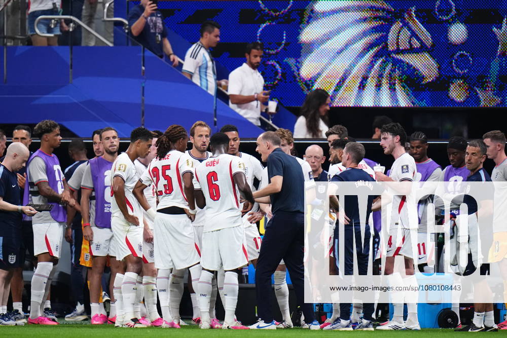 England v Argentina - FIFA World Cup, WM, Weltmeisterschaft, Fussball 2026 - Semi Finals ATLANTA, GEORGIA - JULY 15: Thomas Tuchel, head coach of England, talks to the team during the 2026 FIFA World Cup semifinal match between England and Argentina at Atlanta Stadium in Atlanta, Georgia, United States, on July 15, 2026. Jose Hernandez Anadolu Georgia United States. Editorial use only. Please get in touch for any other usage.