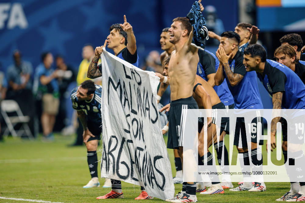 England vs Argentina ATLANTA, GE - 15.07.2026: ENGLAND VS ARGENTINA - Argentine players hold a banner with the phrase "Las Malvinas Son Argentinas" after their victory over England in the semi-final match of the 2026 World Cup, held at the Mercedes-Benz Stadium in Atlanta, United States. (Photo: Marcelo Machado de Melo Fotoarena) x2985554x MarceloxMachadoxdexMelo