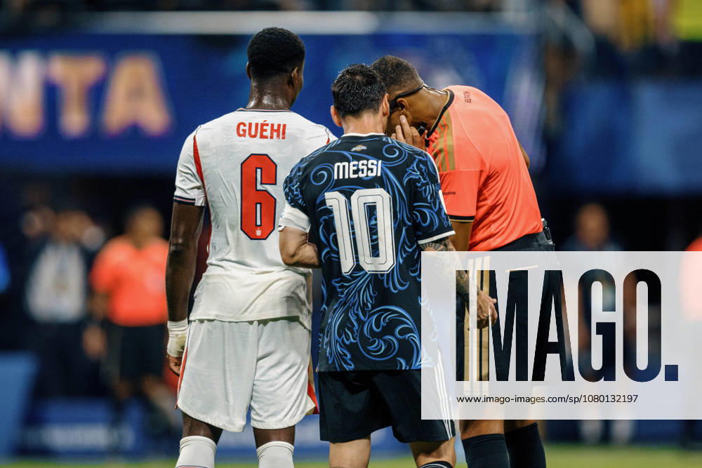 England vs Argentina ATLANTA, GE - 15.07.2026: ENGLAND VS ARGENTINA - Lionel Messi of Argentina talks with referee Ismail Elfath during the match between England and Argentina, valid for the semi-final of the 2026 World Cup, held at the Mercedes-Benz Stadium in Atlanta, United States. (Photo: Marcelo Machado de Melo Fotoarena) x2985559x MarceloxMachadoxdexMelo