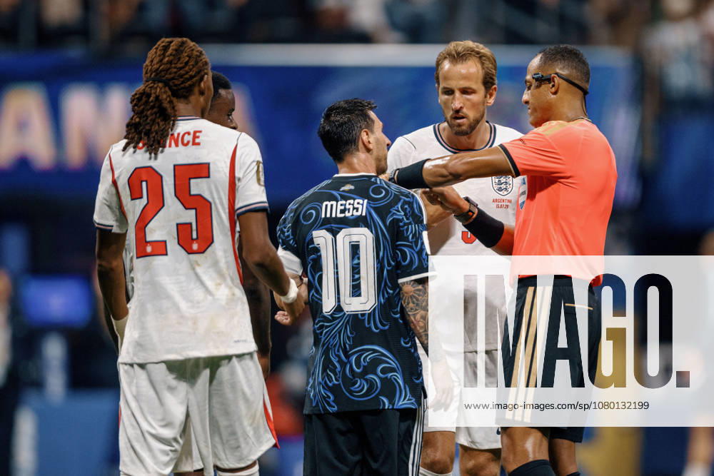 England vs Argentina ATLANTA, GE - 15.07.2026: ENGLAND VS ARGENTINA - Referee Ismail Elfath shows the time to Kane Harry of England and Lionel Messi of Argentina during the match between England and Argentina, valid for the semi-final of the 2026 World Cup, held at the Mercedes-Benz Stadium in Atlanta, United States. (Photo: Marcelo Machado de Melo Fotoarena) x2985560x MarceloxMachadoxdexMelo