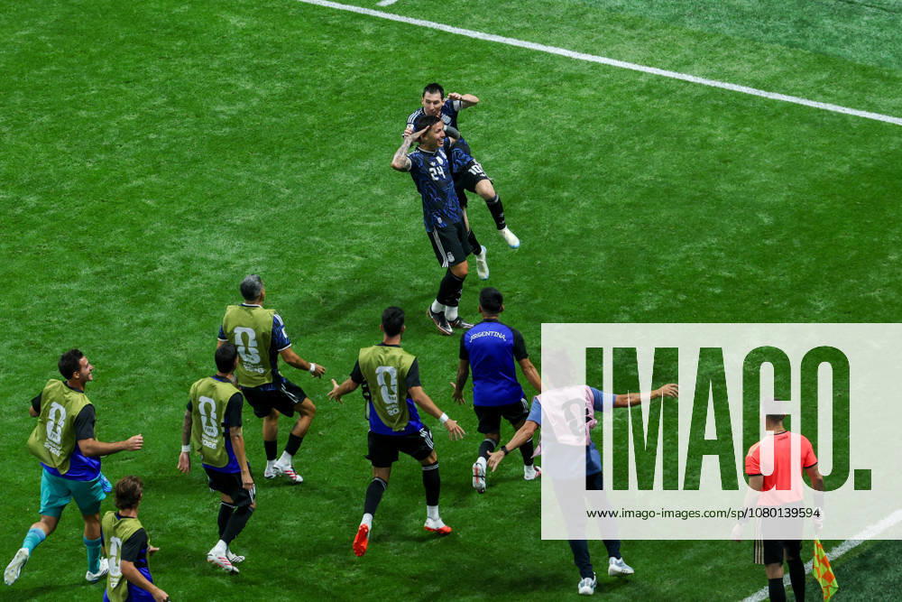 Enzo Fernandez of Team Argentina celebrates with teammates after scoring a goal to equalize the score during the FIFA World Cup, WM, Weltmeisterschaft, Fussball 2026 Semi Final match between England and Argentina at Atlanta Stadium on July 15, 2026 in Atlanta, Georgia.