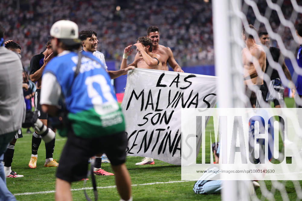 England v Argentina: Semi Final - FIFA World Cup, WM, Weltmeisterschaft, Fussball 2026 Argentina s players display a banner reading Las Malvinas son Argentinas during the FIFA World Cup semi-final match between England and Argentina at the AKA Mercedes-Benz Stadium in Atlanta, United States, on July 15, 2026. Atlanta Georgia United Kingdom