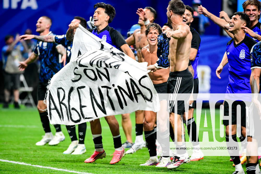 players of Argentina show a banner that reads Las Malvinas son Argentinas, The Malvinas (Falkland Islands) belong to Argentina, after the FIFA World Cup, WM, Weltmeisterschaft, Fussball 2026 Semi Final match between England and Argentina at Atlanta Stadium on July 15, 2026 in Atlanta, Georgia.