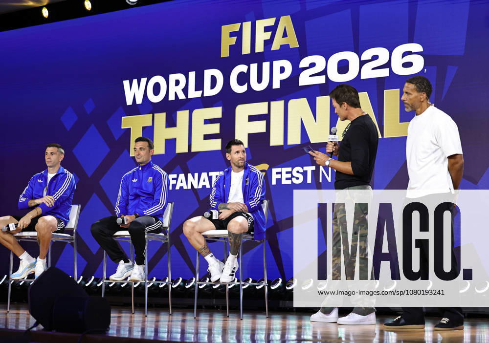 Argentina goalkeeper Emiliano Martinez, head coach Lionel Scaloni and captain Lionel Messi with retired football star Tom Brady and retired soccer star Rio Ferdinand during a special FIFA World Cup, WM, Weltmeisterschaft, Fussball Final press conference, PK, Pressekonferenz event at Fanatics Fest at the Jacob Javitz Center on Friday, July 17, 2026; New York, New York, USA. New York USA - ZUMAs325 20260717_zsp_s325_155