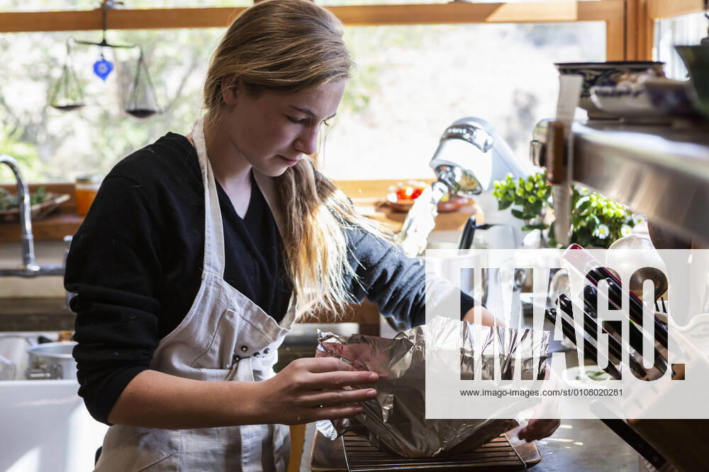 IMAGO Creative: Digitale Welt, Verzicht auf Technologie teenage girl in kitchen baking a cake. teenage girl in kitchen baking a cake. teenage girl in kitchen baking a cake.