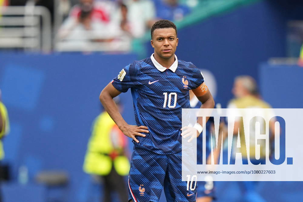 MIAMI GARDENS, FL - JULY 18: France forward Kylian Mbappé (10)waits for the start of the second half during the FIFA World Cup, WM, Weltmeisterschaft, Fussball 26 Bronze Final between France and England on Saturday, July 18, 2206 at Miami Stadium in Miami Gardens, FL (Photo by Peter Joneleit Icon Sportswire) SOCCER: JUL 18 FIFA World Cup 26 Bronze Final - France v England Icon260718072