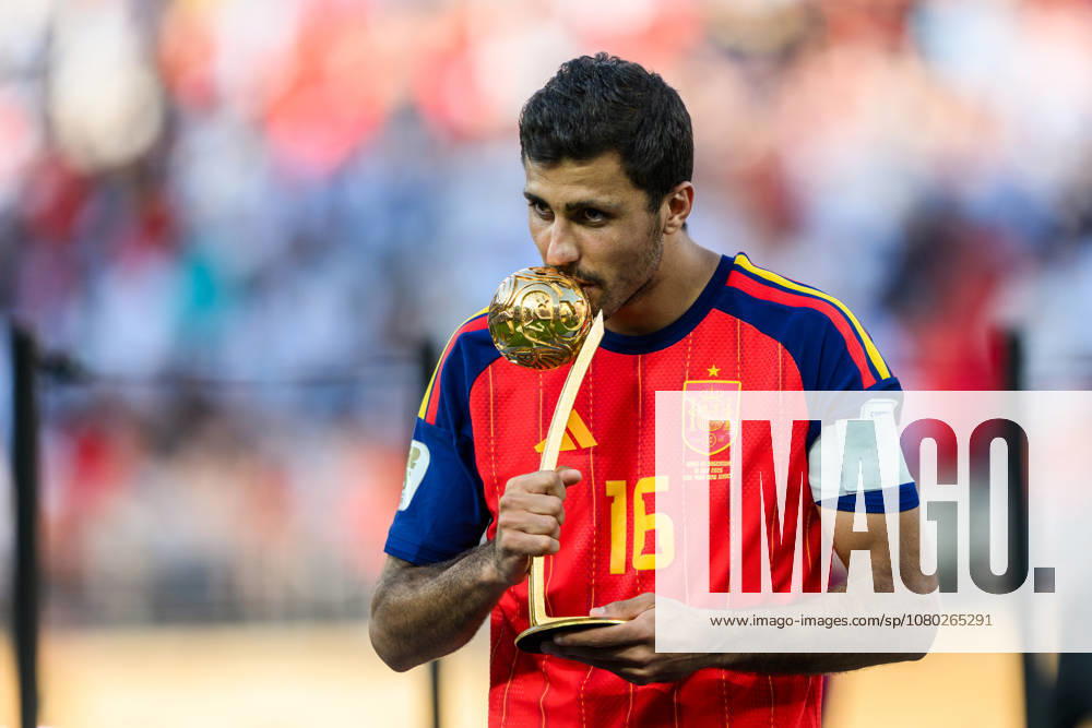 Rodri of Spain with his award for MVP of the tournament after the 2026 FIFA World Cup final soccer match between Spain and Argentina on July 19, 2026 in East Rutherford, New Jersey. Photo by Joel Marklund. BILDBYRAN code JM JM0829 bbeng soccer football World Cup 2026 FIFA World Cup 2026 final celebration