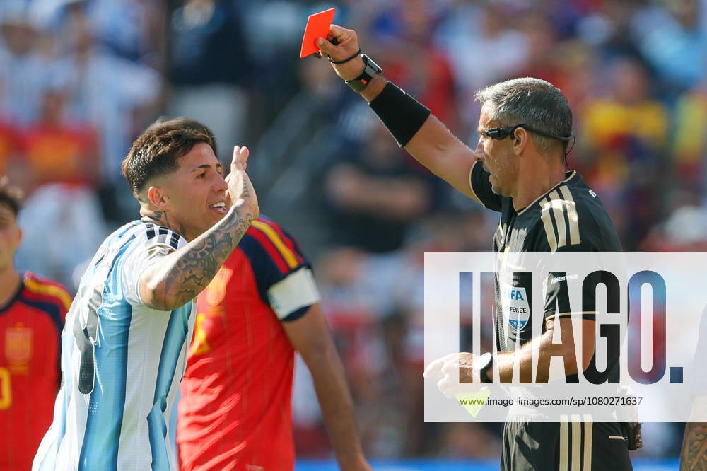 #2 Spain v Argentina: Final - FIFA World Cup, WM, Weltmeisterschaft, Fussball 2026 Enzo Fernandez of Argentina is shown a Red card and sent off by referee Slavko Vincic during the FIFA World Cup 2026 Final match between Spain and Argentina at New York New Jersey Stadium on July 19, 2026 in East Rutherford, United States. East Rutherford New York New Jersey Stadium NJ United States