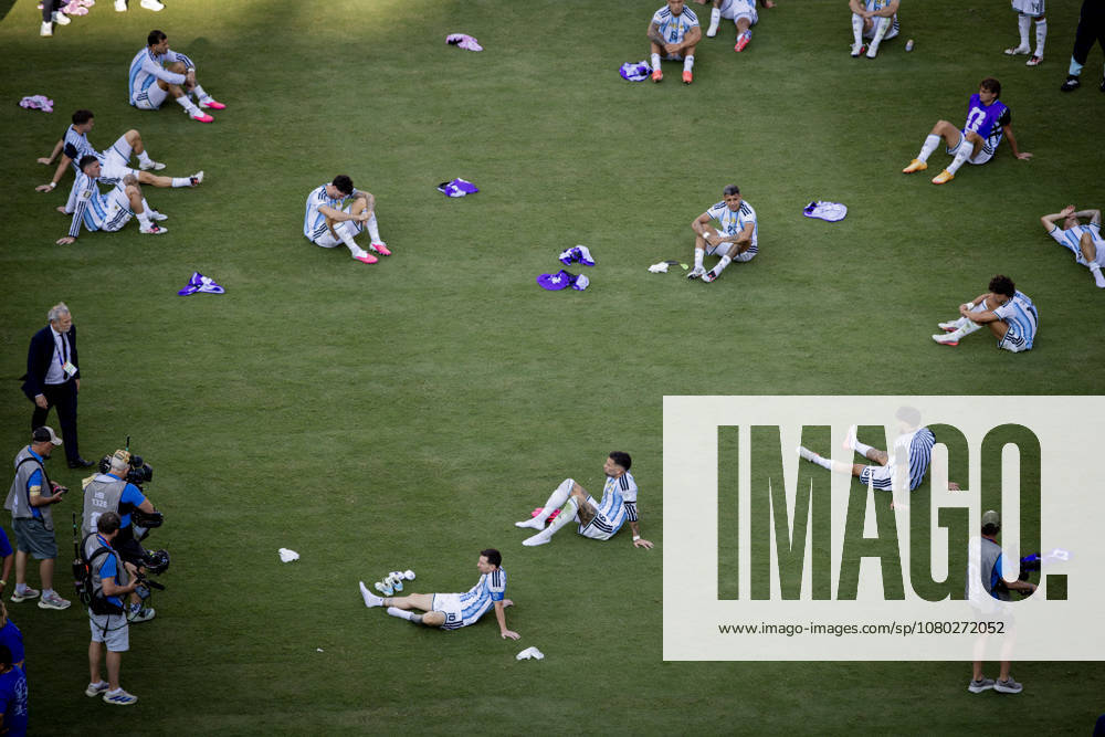 New York, USA, July 19, 2026: Lionel Messi (ARG) and his teammates are sitting on the field, looking disappointed. Spain vs. Argentina World Cup Final