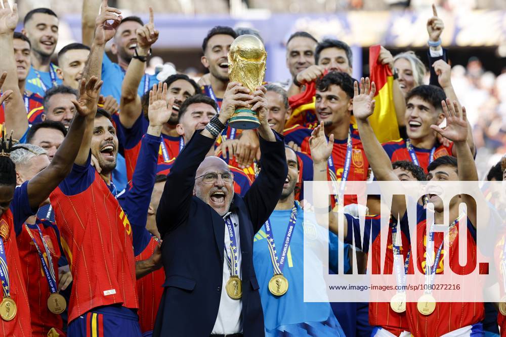 KW29 #2 EAST RUTHERFORD, NEW JERSEY - Spain manager Luis de la Fuente with the World Cup trophy, FIFA World Cup, WM, Weltmeisterschaft, Fussball Trophy, after the 2026 FIFA World Cup final between Spain and Argentina at the New York New Jersey Stadium on July 19, 2026, in East Rutherford, New Jersey, United States. MAURICE VAN STEEN ANP World Cup Soccer 2026 ANPxSportx xMauricexvanxSteenxIVx 563901424 originalFilename: 563901424