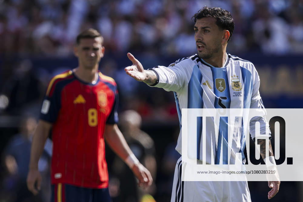 Spain v Argentina - FIFA World Cup, WM, Weltmeisterschaft, Fussball 2026 Leandro Paredes of Argentina gestures next to Fabian Ruiz of Spain during the FIFA World Cup 2026 final football match between Spain and Argentina. East Rutherford United States