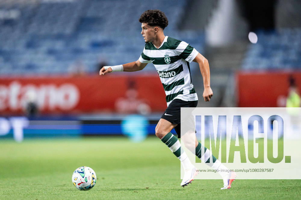 Flavio Goncalves of Sporting CP controls the ball during the Pre-Season Friendly match between Sporting CP and RC Strasbourg Alsace at Estadio do Algarve in Faro on July 20, 2026 Faro Portugal - ZUMAg283 20260720_zsp_g283_031