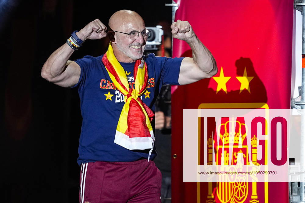 Luis de la Fuente celebrates on stage during celebration of Spain as Champions of the FIFA World Cup, WM, Weltmeisterschaft, Fussball 2026 at Cibeles Palace on July 20, 2026 in Madrid, Spain. Madrid Spain - ZUMAa181 20260721_zaa_a181_014