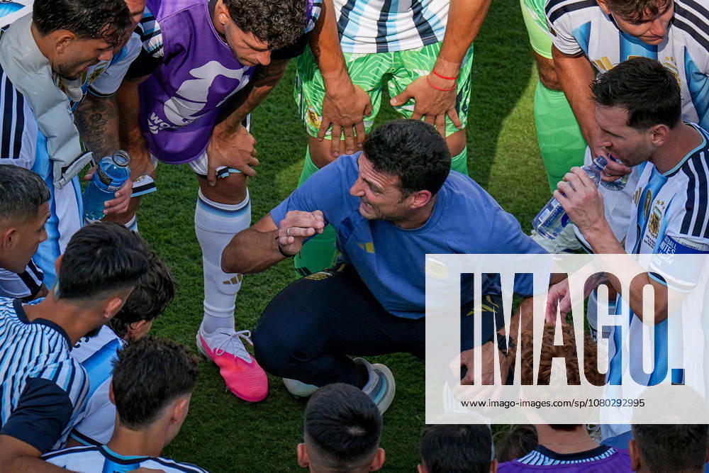 USA Soccer 2026 FIFA World Cup Final: Spain vs. Argentina at New York-New Jersey Stadium in East Rutherford, New Jersey, USA. Lionel Scaloni, Argentina s coach, talks with his players, including Lionel Messi, Argentina No. 10.