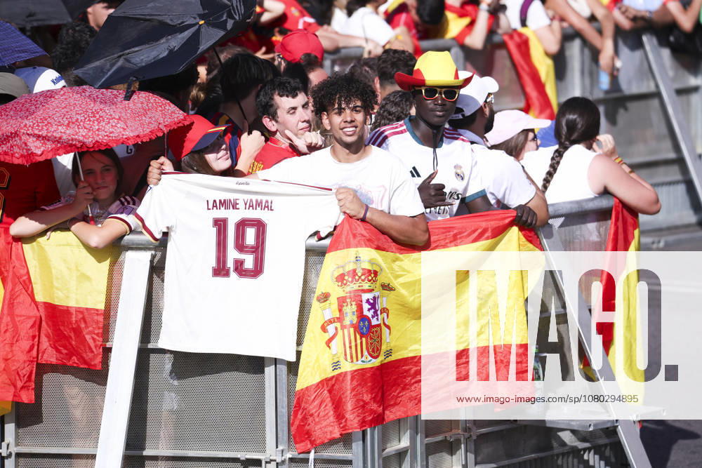 ESP Spain celebrates the 2026 World Cup Champions. A fan at Plaza de Cibeles in Madrid celebrates with his teammates after winning the World Cup. Madrid, Spain