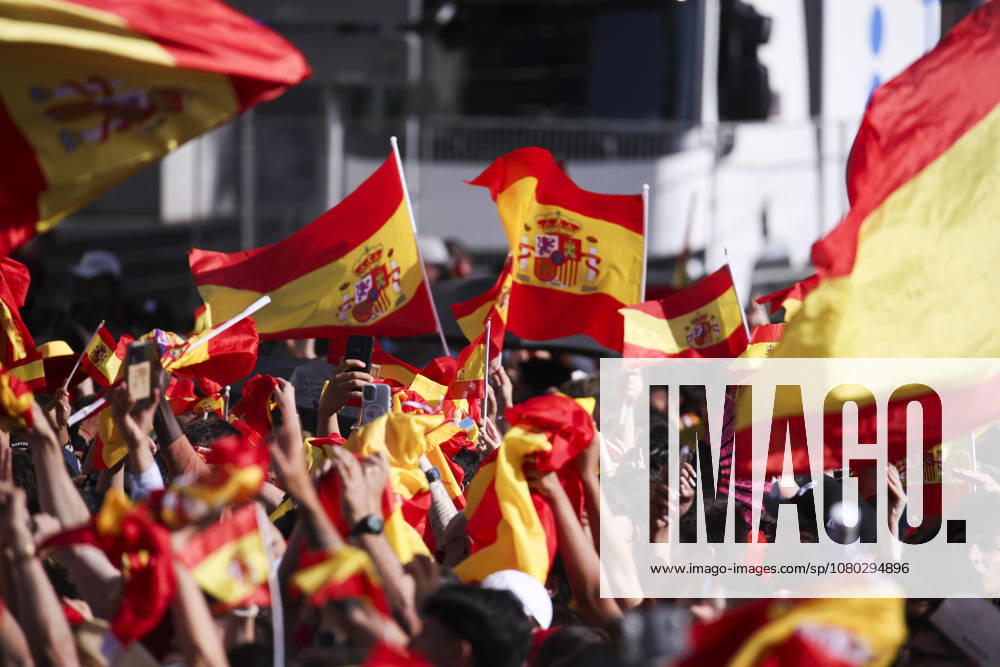 ESP Spain celebrates the 2026 World Cup champions. Fans at Plaza de Cibeles in Madrid celebrate with their teammates after winning the World Cup. Madrid, Spain