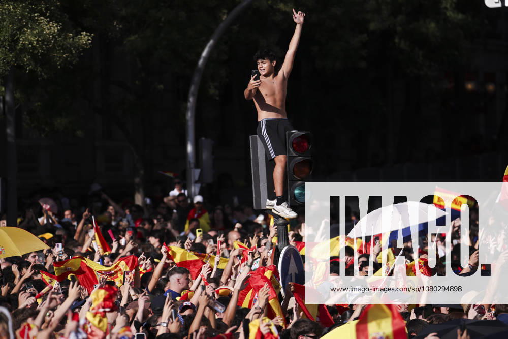ESP Spain celebrates the 2026 World Cup champions. Fans at Plaza de Cibeles in Madrid celebrate with their teammates after winning the World Cup. Madrid, Spain