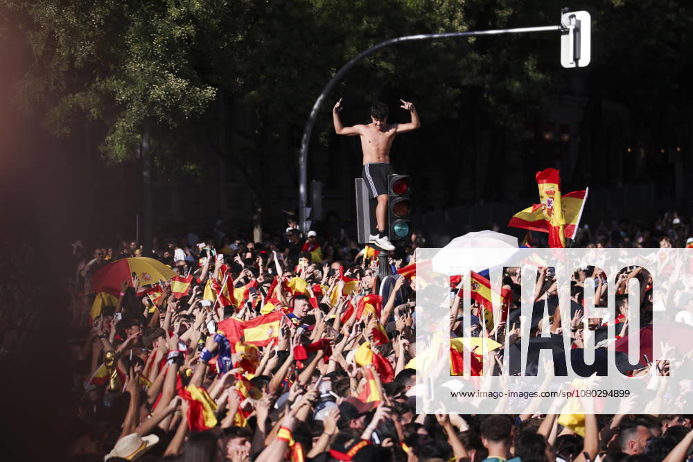 ESP Spain celebrates the 2026 World Cup champions. Fans at Plaza de Cibeles in Madrid celebrate with their teammates after winning the World Cup. Madrid, Spain