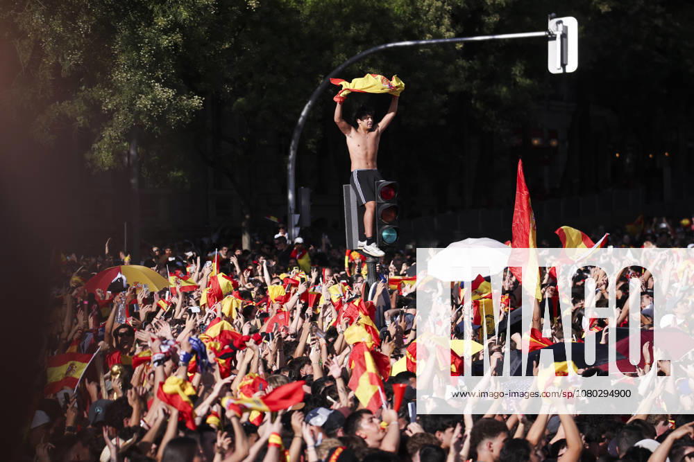 ESP Spain celebrates the 2026 World Cup champions. Fans at Plaza de Cibeles in Madrid celebrate with their teammates after winning the World Cup. Madrid, Spain
