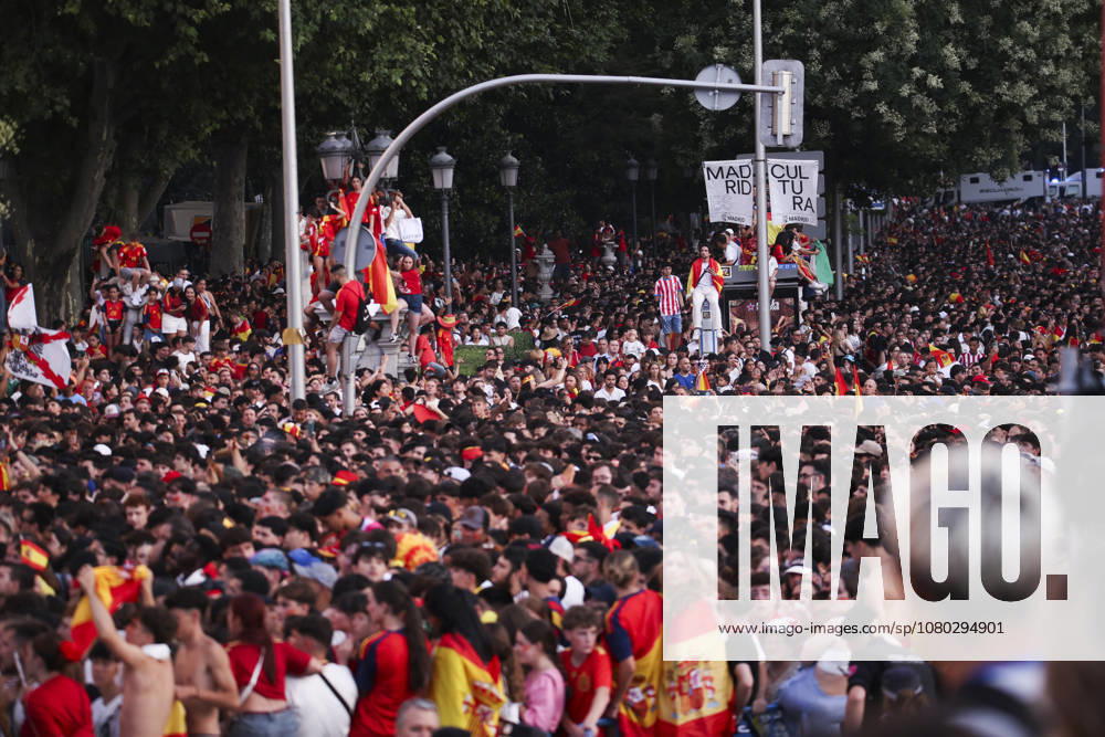 ESP Spain celebrates the 2026 World Cup champions. Fans at Plaza de Cibeles in Madrid celebrate with their teammates after winning the World Cup. Madrid, Spain